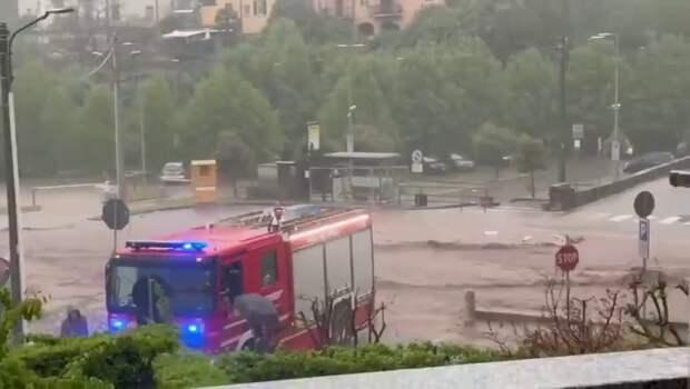 Вода быстрым потоком заполняет проезжую часть в Индуно-Олоно 23 апреля