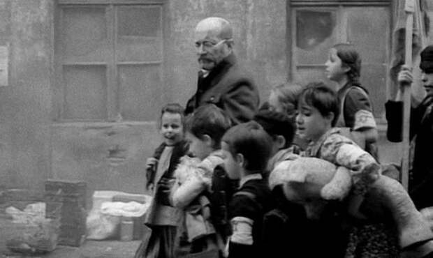 36. Януш Корчак с детьми перед казнью в газовой камере Вторая, война, мирова, фото