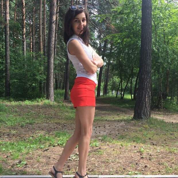 Красивые девушки в коротких юбках