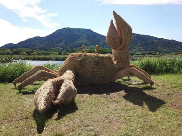 Потрясающие скульптуры из соломы на фестивале в Японии