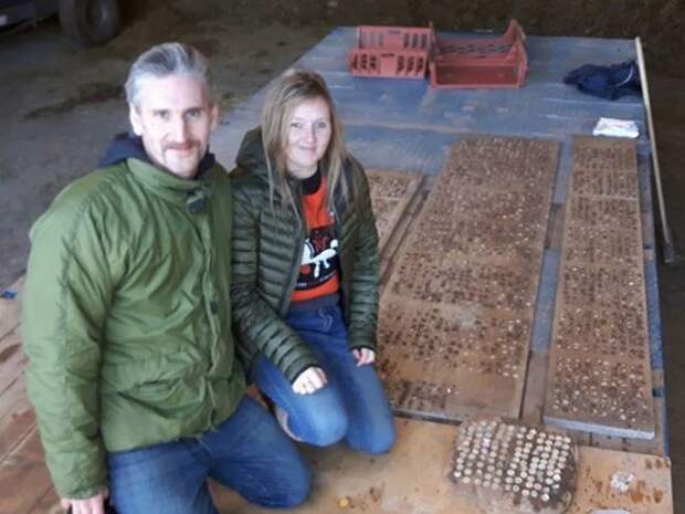 Семейная пара кладоискателей нашла огромный клад серебряных монет 