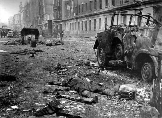 Падение Берлина на фотографиях весны 1945 года (13)