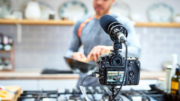 Юрист Александрович: блог превращается в бизнес при регулярной монетизации