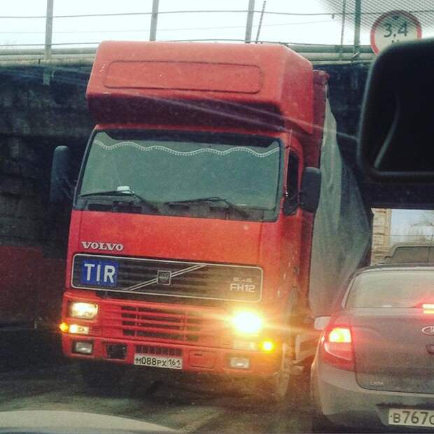 Ещё один не рассчитавший высоту. застрял, приколы