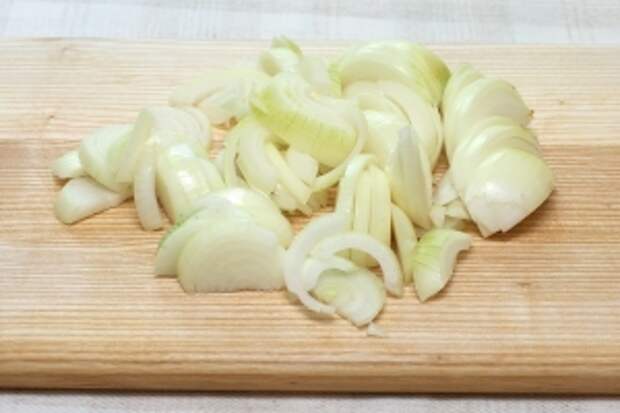 Репчатый лук порезать тонкими полукольцами.