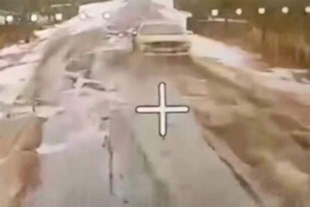 Пикап с пехотой ВСУ неудачно попытался уйти от дрона задним ходом