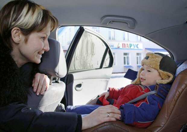 Ребенок в детском автомобильном кресле