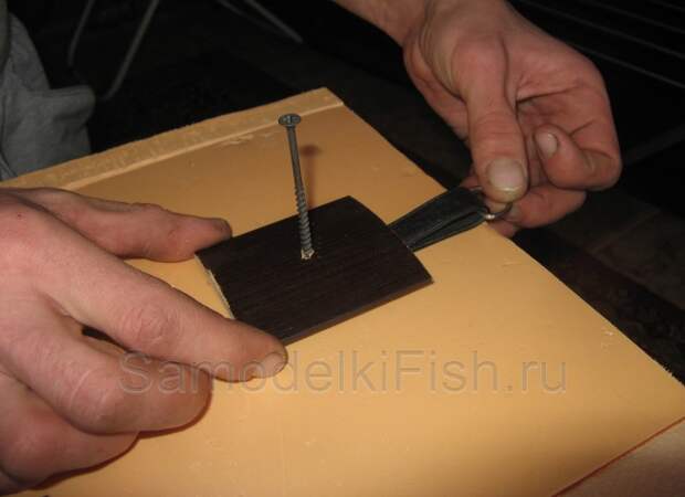 Крепление кольца под ремень ящика для рыбалки