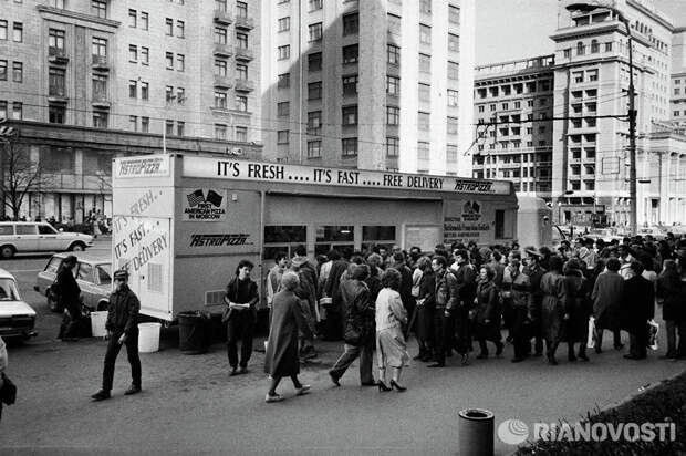 Очередь за пиццей в центре Москвы Очередь за пиццей в центре Москвы