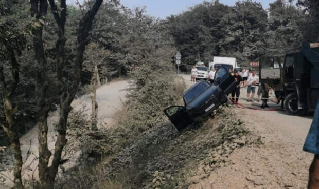 На Кубани внедорожник улетел с дороги: висел на склоне двумя колесами