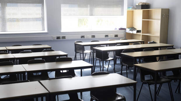 RT: в калужской школе на карантин закрыли 23 класса, где учатся около 600 детей