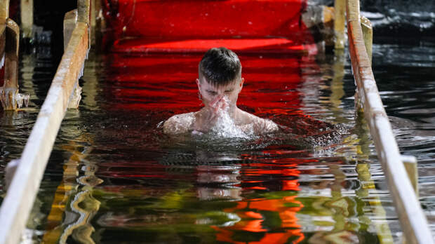 На стыке веры и культуры: миллионы верующих окунулись в проруби на Крещение