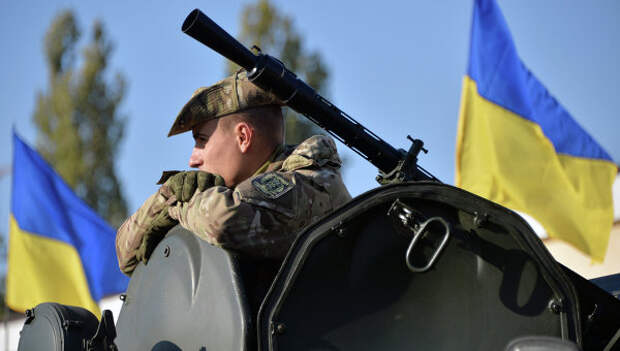 Украинский военнослужащий на военной базе в пригороде Киева. Архивное фото