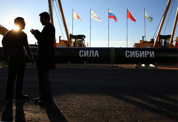 Восточный маршрут поставок газа в Китай предполагает разработку новых месторождений Восточной Сибири, в первую очередь Чаяндинского и Ковыктинского (Якутия и Иркутская область). От них будет построен газопровод "Сила Сибири", который соединится с газопроводом Сахалин - Хабаровск - Владивосток. На фото: церемония соединения первого звена магистрального газопровода "Сила Сибири" в районе якутского села Ус Хатын
