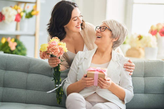 Эксперт Коломацкая: при поздравлений с 8 Марта нужно отмечать качества женщины