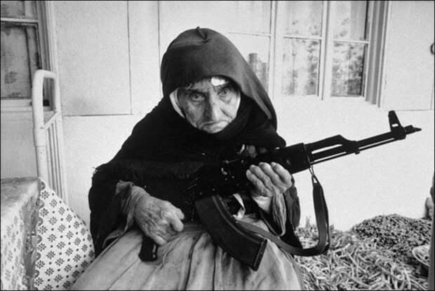 106-летняя Армянская женщина защищает свой дом, 1990 Историческая фотография, история, факты