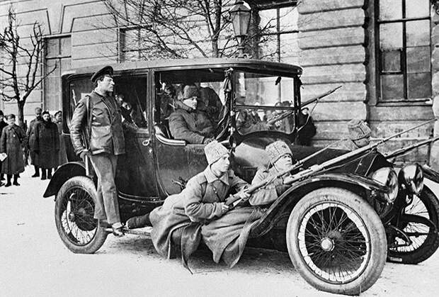 Военный патруль на автомобиле в первые дни Февральской буржуазно-демократической революции