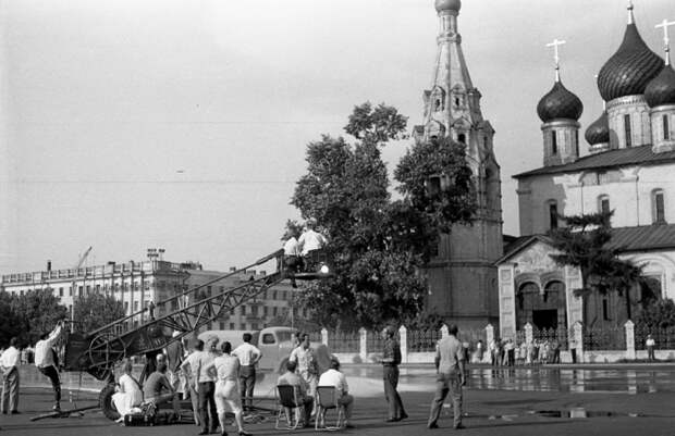 На съемках фильма - Человек, который сомневается. СССР, Ярославль, 1963 год.