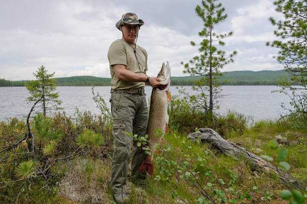 Во время рыбалки в одном из национальных заповедников Тывы, 26 июля 2013 года Алексей Никольский/пресс-служба президента РФ/ТАСС