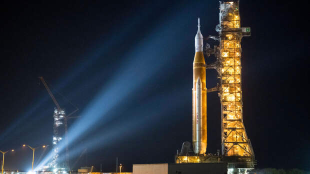 США впервые за 53 года отправят астронавтов к Луне