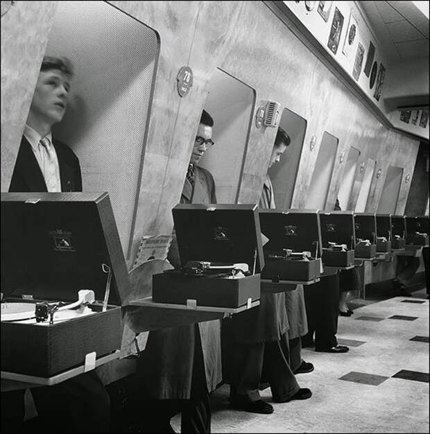 Покупатели пластинок в Лондонском муз. магазине, 1955 Историческая фотография, история, факты