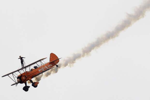 Экстремальный номер на биплане Boeing Stearman во время 50-ой парижской авиакосмической выставки Paris Air Show 2013