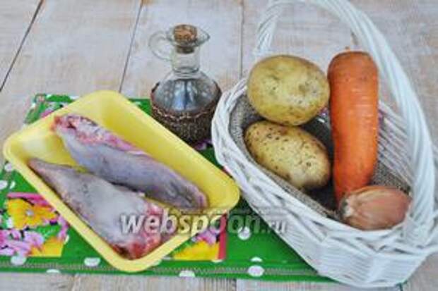 Для жаркого потребуется язык свиной, картофель, морковь, лук, лавровый лист, перец чёрный горошком, бульон можно взять любой (овощной или грибной, на ваш вкус), масло подсолнечное.
