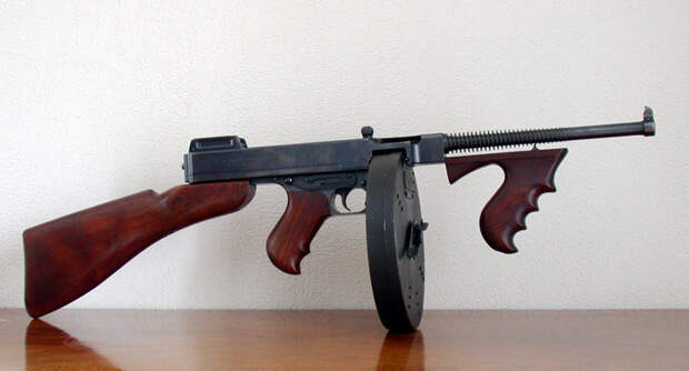 Автомат Thompson M21 с барабанным магазином. Именно такие и попали в СССР Автомат Thompson M21 с барабанным магазином. Именно такие и попали в СССР