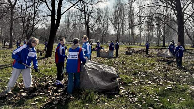 Крымские студенты благоустроили парк имени Ю.А. Гагарина в рамках акции «Десант Победы»