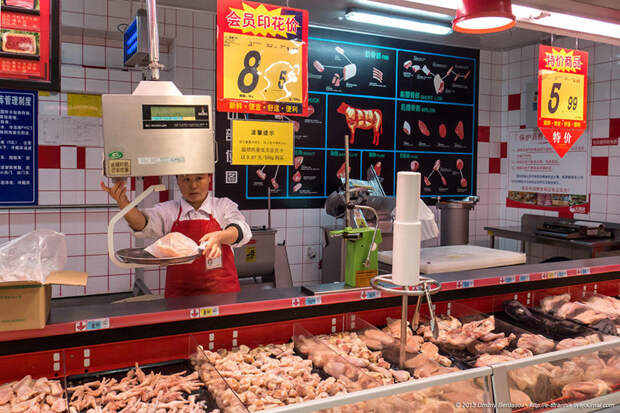 Мясо. Основной продукт в рационе китайцев - курица. Средняя стоимость 130 рублей за кг. еда, китай, китайцы, супермаркет