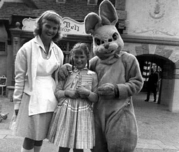 3. Семья фотографируется с кроликом в Диснейленде, 1958 год век, мир, прошлое, снимок, событие, странность, фотография