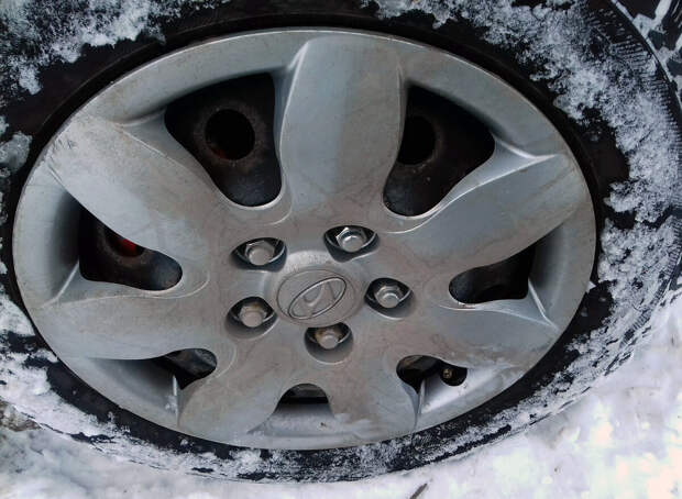Хитрости водителей, позволяющие вызволить застрявший авто из снега без посторонней помощи