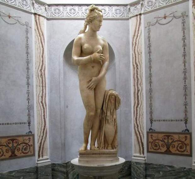 Эволюция этих скульптур Венеры убедительно свидетельствует о том, что древние люди пришли к выводу, что скромность требует прикрытия груди.