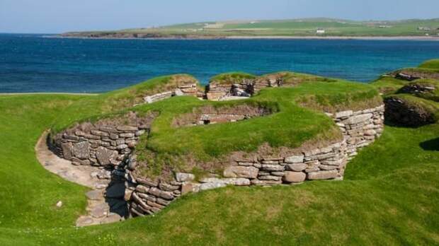 Неолитическое поселение Скара-Брей, появившееся на Мэйнленде 5 тыс. лет тому назад, относится к числу наиболее сохранившихся доисторических в северо-западной Европе