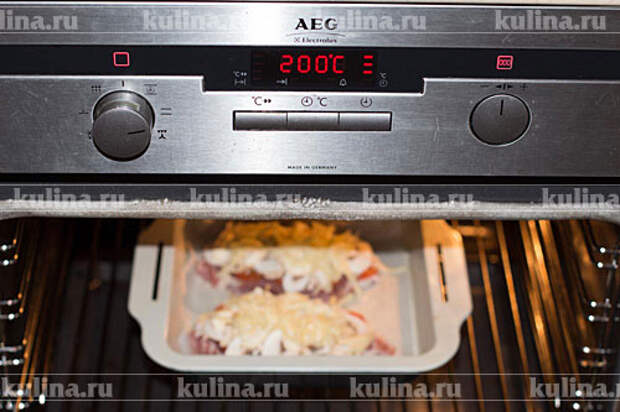 Поставить форму с мясом в разогретую до 200 градусов духовку и запекать около 40-45 минут.  