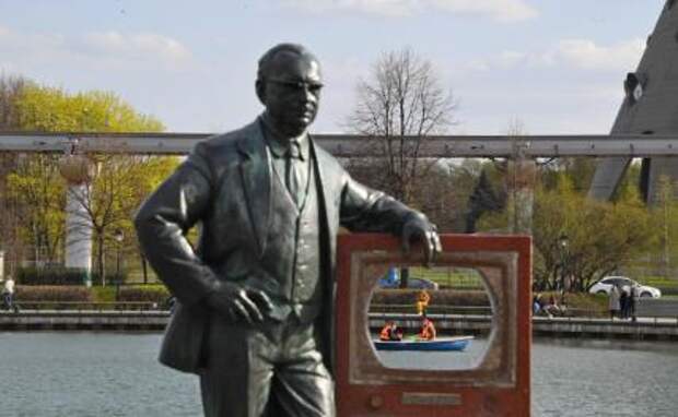 На фото: памятник изобретателю телевидения, инженеру Владимиру Зворыкину на набережной Останкинского пруда в Москве