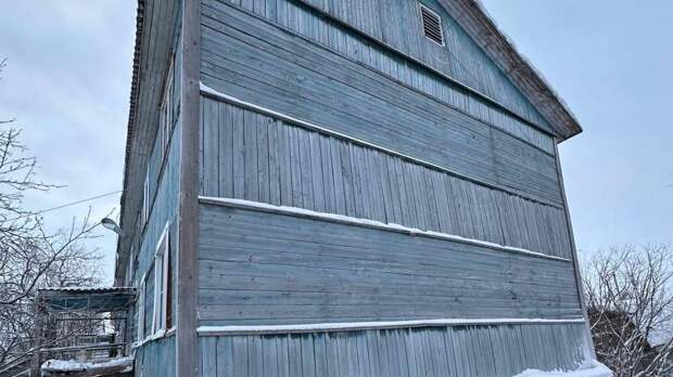 Аварийный дом, в котором еще два года будут жить люди, решили укрепить