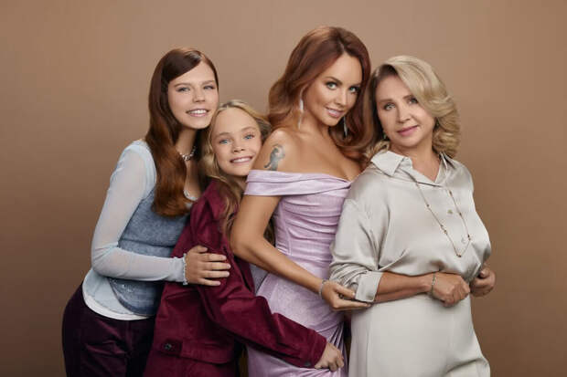 Певица МакSим показала на фото три поколения женщин в семье