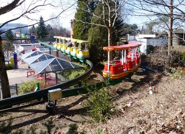 6-Monorail_switch_in_Legoland_Billund-610x444