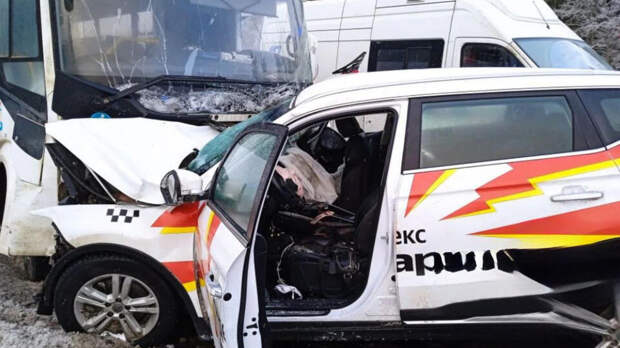 12 человек пострадали в ДТП с автобусом и такси в Ленинградской области