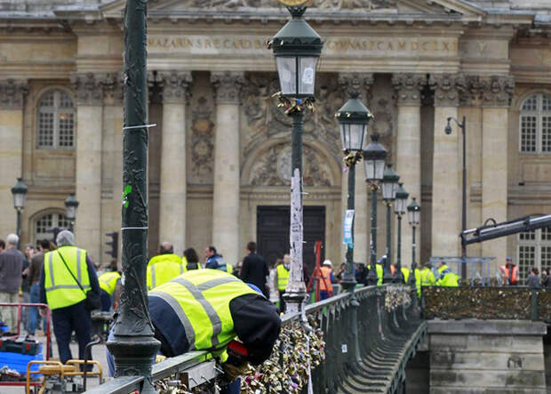 Миллион доказательств любви сняли с Pont des Arts в Париже
