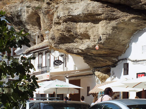 На фото изображено здание размещенное в скале