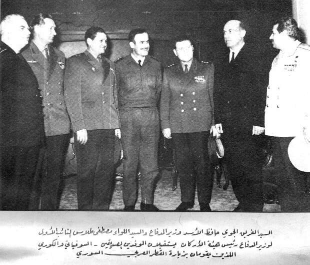 Хафез Асад (в центре) и советский военный советник Солтан Магометов (второй справа).jpg