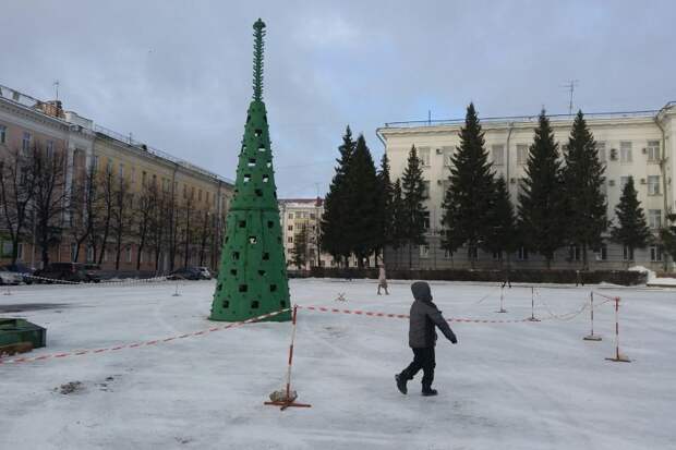И вот она, нарядная, на праздник к нам пришла городская, прикол, центральная, ёлка