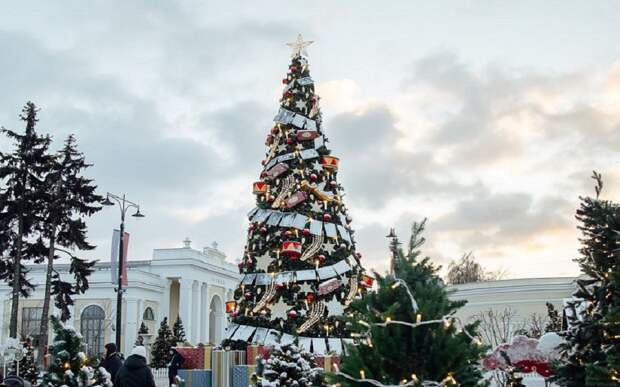 На рязанской ВДНХ разбирают новогодний декор
