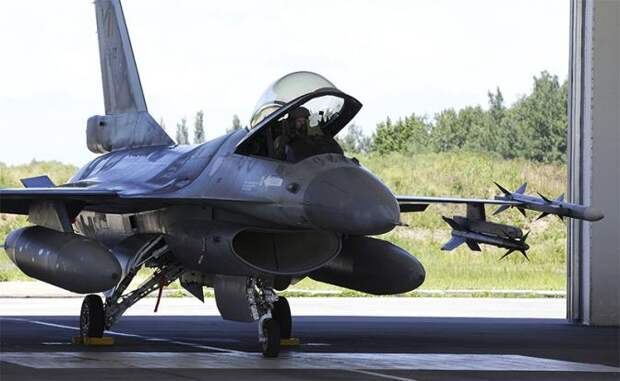Истребитель F-16 на авиабазе Мальборк в Польше