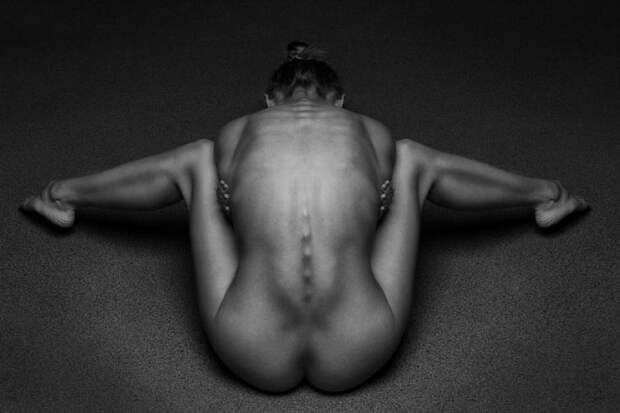 Российский фотограф, который умеет фотографировать oбнaжённых женщин так, чтобы это не было пошло Российский фотограф, который умеет фотографировать oбнaжённых женщин так, чтобы это не было пошло