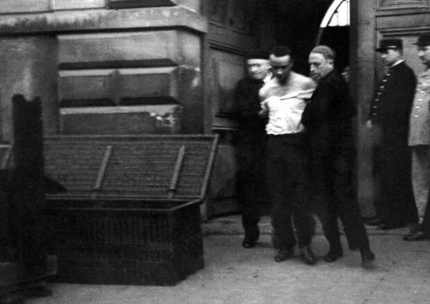 1939 год: последняя публичная казнь во Франции с помощью гильотины