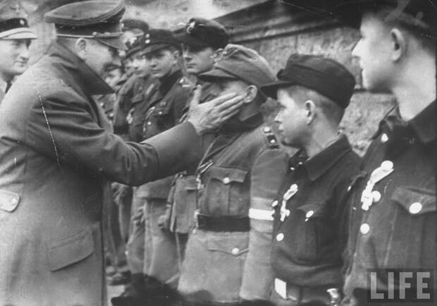 Одна из последний фотографий Гитлера. Фюрер в саду имперской канцелярии награждает юных членов бригады Гитлерюгенд, мобилизованной для защиты Берлина.