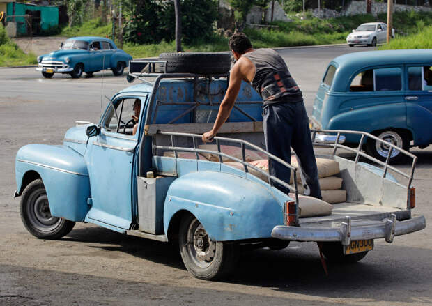 Этот Форд 1948 года исправно трудится в Гаване